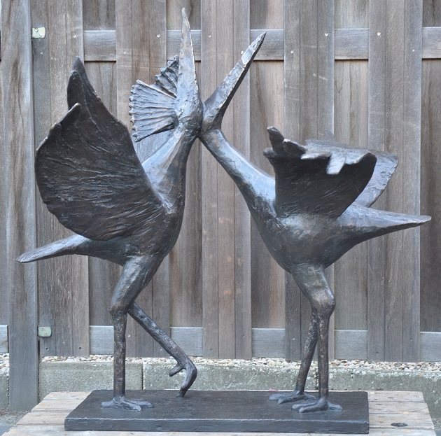 twee baltsende kraanvogels in brons