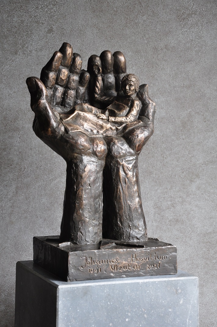 op handen gedragen, brons